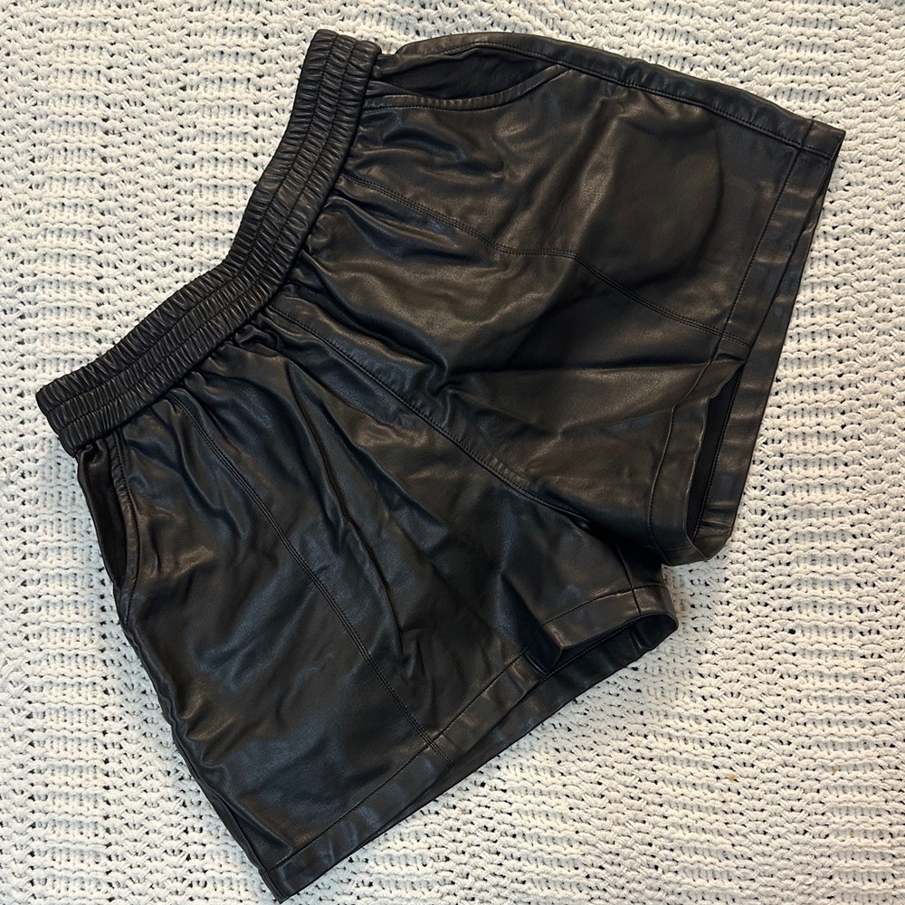 Everbellus Black Faux Leather Shorts – M, Elastic Waistband, Pockets